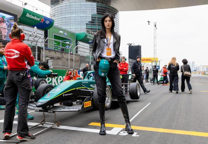 赵丽娜走进F1现场，与库特哈德、维伦纽夫畅聊退役生活
