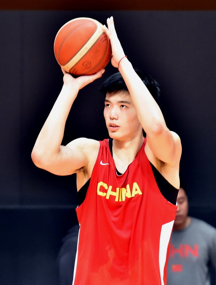 很自信!焦泊乔半场5中3贡献8分2板 但已有4犯在身